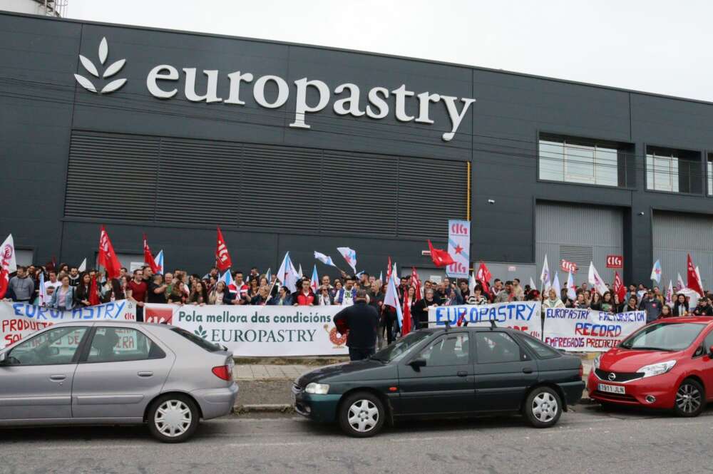 Movilización de los trabajadores de Europastry frente a la planta del grupo en Lugo / CIG
