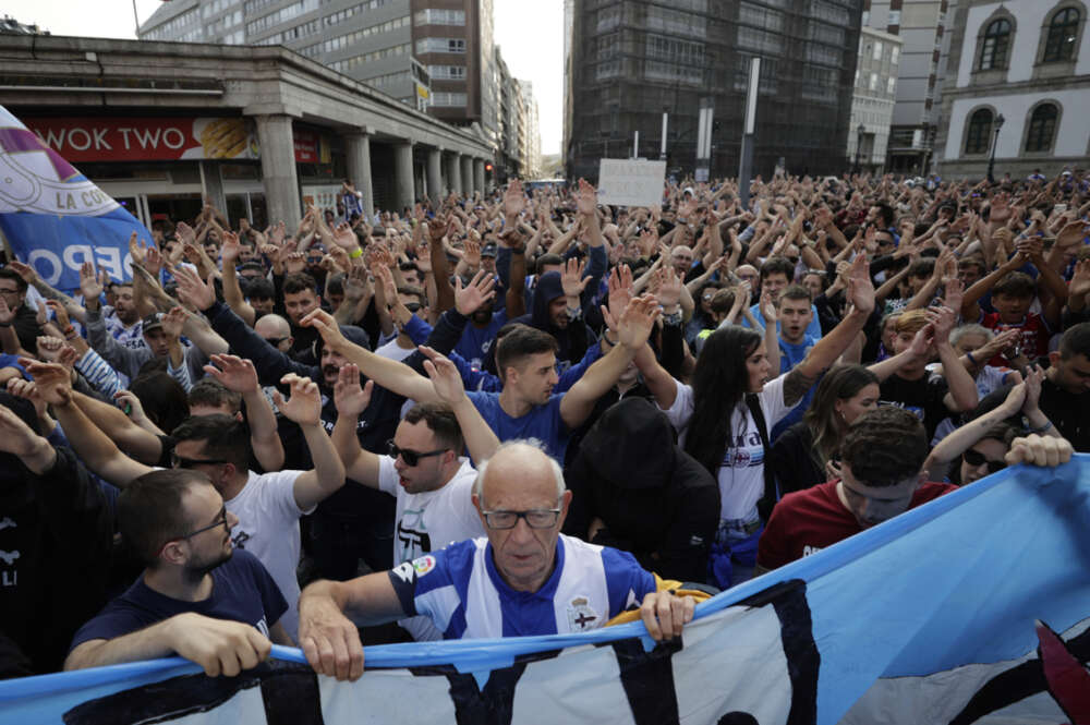 Cientos de aficionados del Deportivo se han manifestado este jueves por las calles de A Coruña bajo el lema "Respeto para el Dépor", en protesta por la gestión del club. EFE/Cabalar