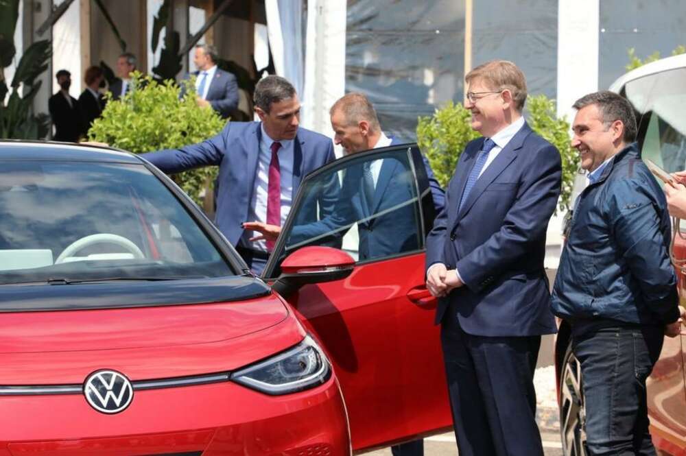 Pedro Sánchez y Ximo Puig junto al presidente del Grupo Volkswagen, Herbert Diess