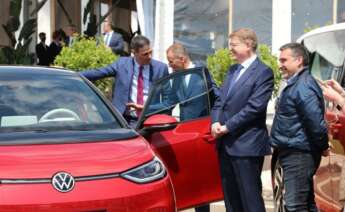 Pedro Sánchez y Ximo Puig junto al presidente del Grupo Volkswagen, Herbert Diess