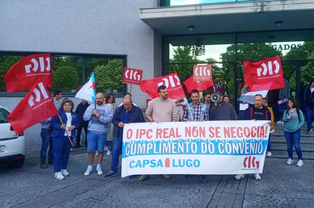Imagen de la protesta de los trabajadores de Capsa frente a los juzgados de Lugo / CIG