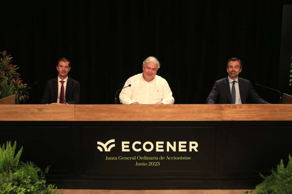 Fernando Rodríguez, vicepresidente de Ecoener, junto al presidente de la compañía, Luis de Valdivia, y el secretario del consejo de administración, Ignacio Gómez-Sancha en la junta general de accionistas de junio de 2023 / Ecoener