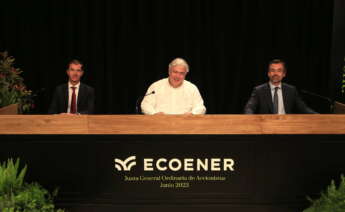 Fernando Rodríguez, vicepresidente de Ecoener, junto al presidente de la compañía, Luis de Valdivia, y el secretario del consejo de administración, Ignacio Gómez-Sancha en la junta general de accionistas de junio de 2023 / Ecoener