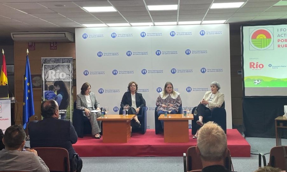 Carmen Lence, CEO del Grupo Leche Río, moderó la primera mesa redonda del Foro de Activistas: por un futuro Rural. En ella participaron Laura Seoane, ganadera de tercera generación; Nuria Varela, fundadora de Pazo de Vilane; e Inés Rodríguez, propietaria de RiR & Co