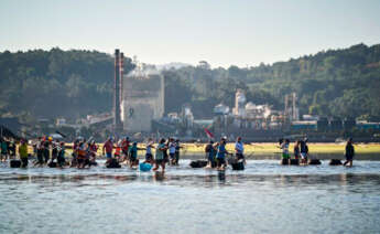 Mariscadoras en Ría de Pontevedra frente a la biofábrica de Ence