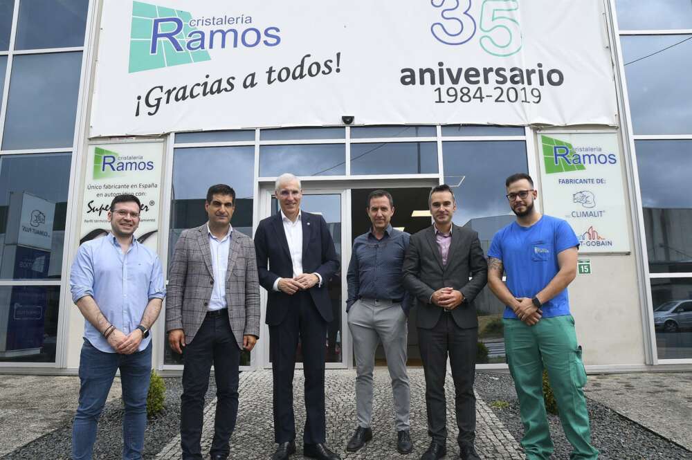 Imagen de la visita del vicepresidente primero de la Xunta, Francisco Conde, a las instalaciones de Cristalería Ramos y Ramos / Xunta