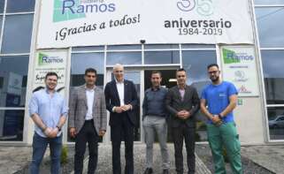Imagen de la visita del vicepresidente primero de la Xunta, Francisco Conde, a las instalaciones de Cristalería Ramos y Ramos / Xunta