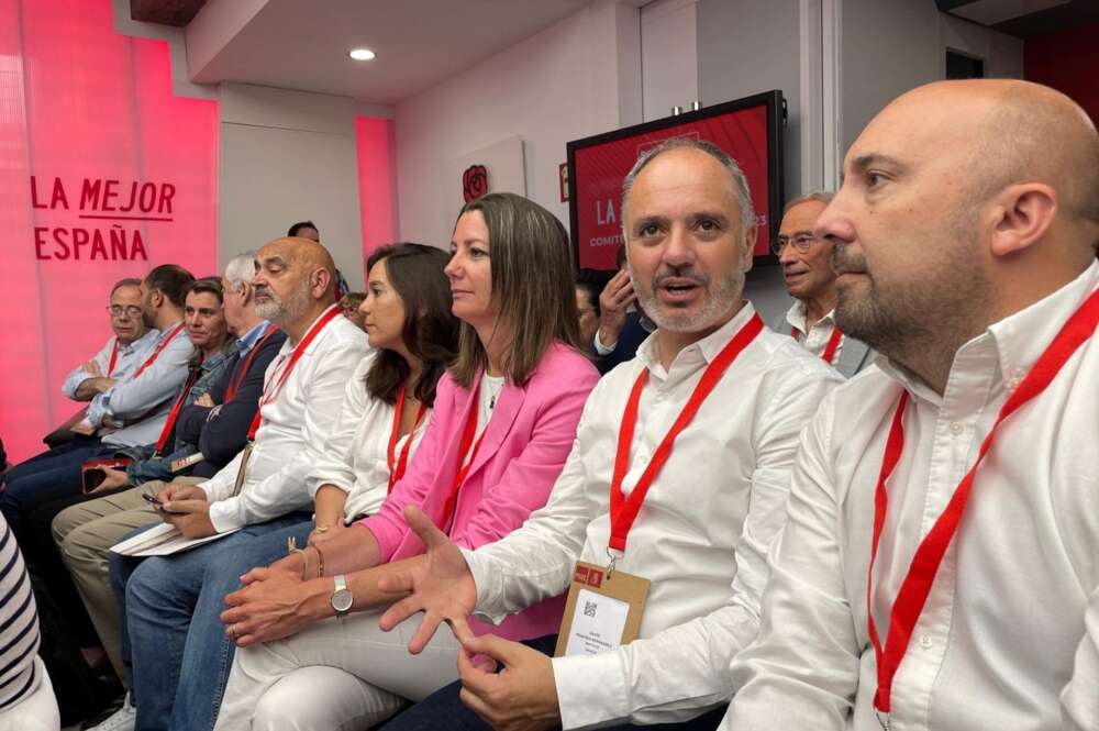 Cargos del PSOE, entre ellos el secretario de Organización del PSdeG, José Manuel Lage Tuñas, en el comité federal para la aprobación de listas electorales / Europa Press
