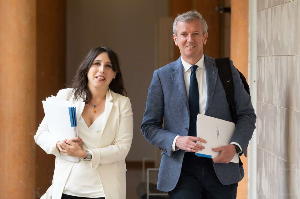 La nueva conselleira de Economía, Industria e Innovación, María Jesús Lorenzana, junto al presidente de la Xunta, Alfonso Rueda