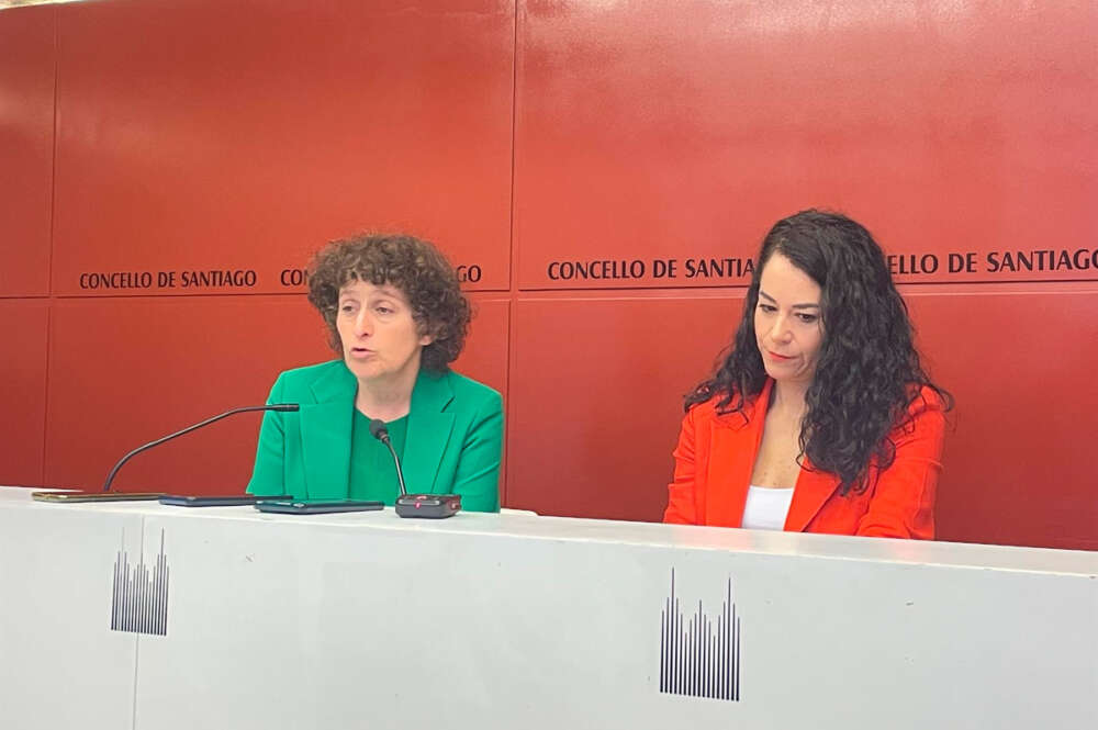 La alcaldesa de Santiago, Goretti Sanmartín, y la tenienta de alcaldesa, María Rozas, en rueda de prensa