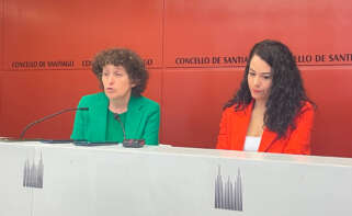 La alcaldesa de Santiago, Goretti Sanmartín, y la tenienta de alcaldesa, María Rozas, en rueda de prensa