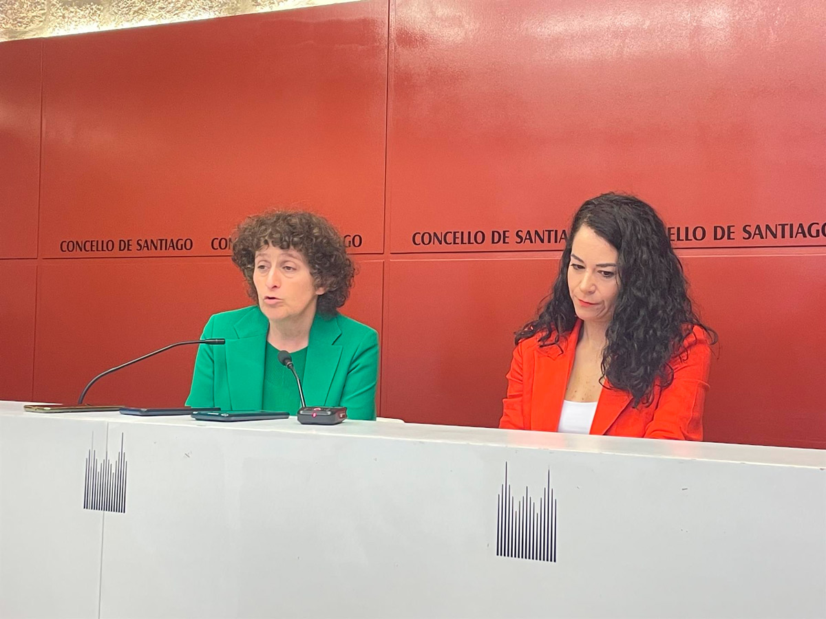 La alcaldesa de Santiago, Goretti Sanmartín, y la tenienta de alcaldesa, María Rozas, en rueda de prensa