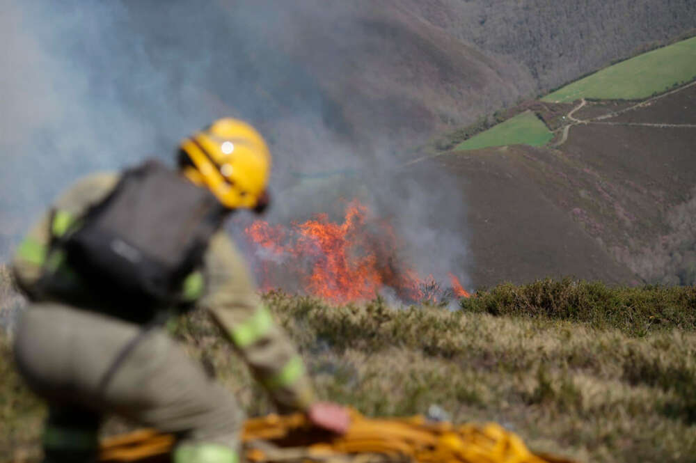 Un efectivo de la Xunta con base en Becerreá trabajan para extinguir las llamas en un incendio forestal en Baleira, Lugo