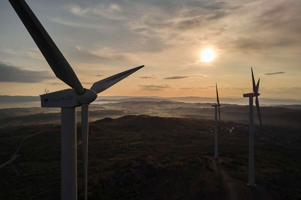 Aerogeneradores en el parque eólico de Serra do Larouco en Esgos (Ourense)