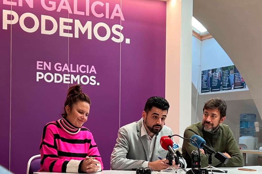 El coordinador de Podemos Galicia, Borja San Ramón, junto a Antón Gómez-Reino y Verónica Hermida