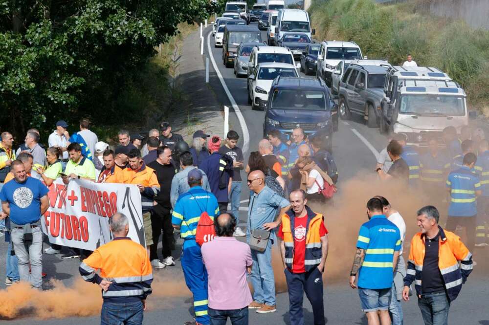 Trabajadores del sector naval bloquean desde las 08:30 horas de este miércoles algunas de las vías neurálgicas de Ferrol ante la falta de avances en la negociación del nuevo convenio colectivo y del plan industrial de Navantia