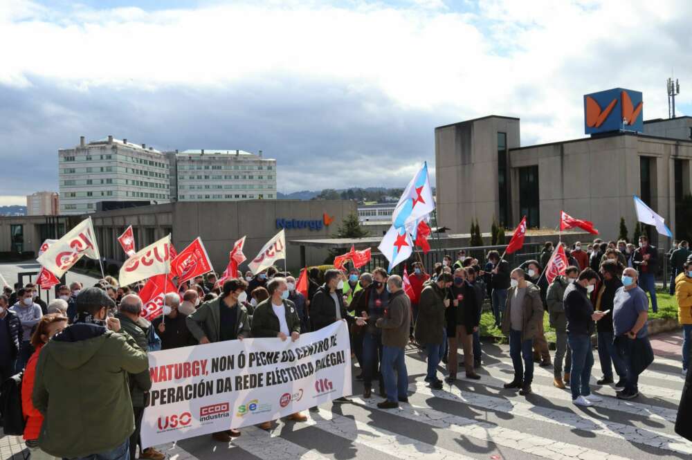 Protesta de trabajadores frente a la sede de Naturgy en A Coruña / CIG