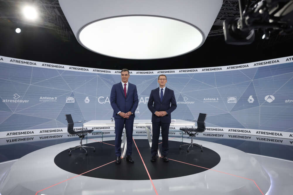 Los candidatos a la presidencia del Gobierno, el socialista Pedro Sánchez (i) y el popular Alberto Núñez Feijoo, antes de iniciar el debate electoral hoy lunes en Madrid. EFE/ Juanjo Martín.