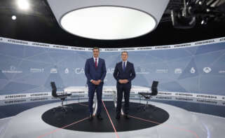 Los candidatos a la presidencia del Gobierno, el socialista Pedro Sánchez (i) y el popular Alberto Núñez Feijoo, antes de iniciar el debate electoral hoy lunes en Madrid. EFE/ Juanjo Martín.