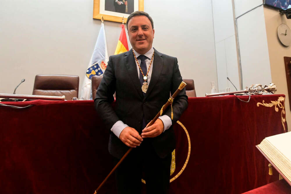 El presidente reelegido de la Diputación de A Coruña, Valentín González Formoso, posa con la vara durante la constitución de la Diputación de A Coruña