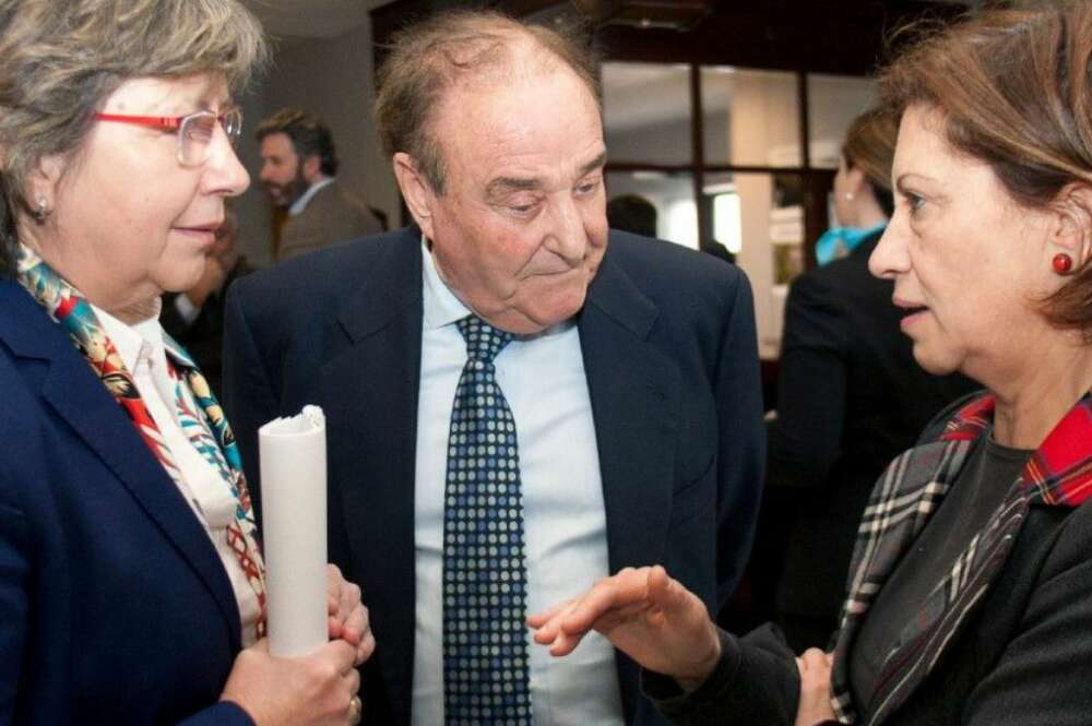 José Silveira, el dueño de Naviera Elcano, junto a la conselleira de Mar, Rosa Quintana (izquierda) y la exministra de Pesca, Elena Espinosa (derecha) / EFE