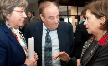 José Silveira, el dueño de Naviera Elcano, junto a la conselleira de Mar, Rosa Quintana (izquierda) y la exministra de Pesca, Elena Espinosa (derecha) / EFE