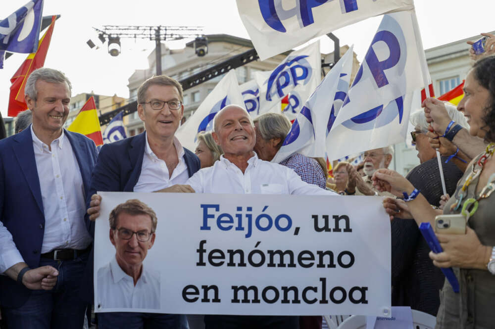El candidato del PP a las elecciones generales, Alberto Núñez Feijóo (2i), acompañado por el presidente de la Xunta, Alfonso Rueda (i), durante el acto de cierre de campaña celebrado este viernes en A Coruña