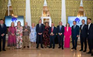 Aegama, la Asociación de Empresarios Gallegos en Madrid, celebró en A Toxa su IX Encuentro Internacional de Empresarios Gallegos y por la noche llevó a cabo la III Entrega de Premios, reconociendo la labor de Manuel Gómez-Franqueira, presidente del Grupo Coren, con el premio al empresario gallego en Galicia, mientras que José Manuel Rodríguez Lomba, presidente Fundador de los Hipermercados Olé en República Dominicana, obtuvo el premio al empresario gallego en el exterior / Xunta