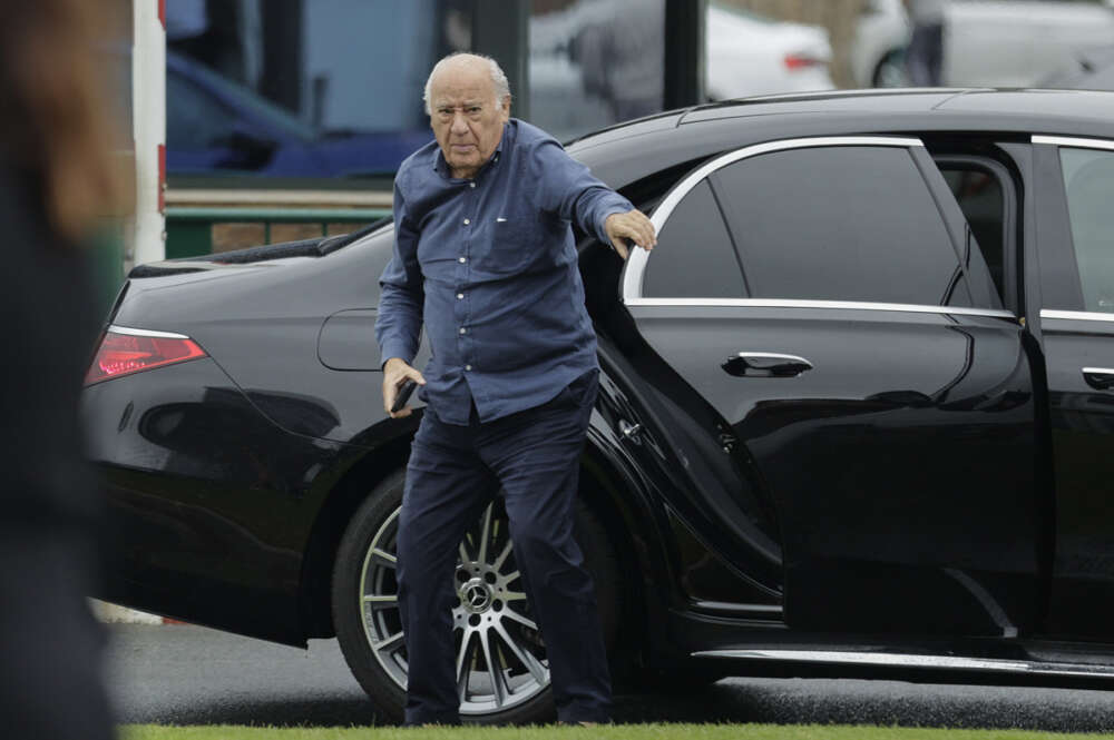 El fundador de Inditex, Amancio Ortega, durante el concurso de saltos internacional de A Coruña, enmarcado de manera excepcional en el Longines Global Champions Tour, campeonato referente del panorama hípico que afronta la primera de sus tres jornadas en Casas Novas.- EFE/Cabalar