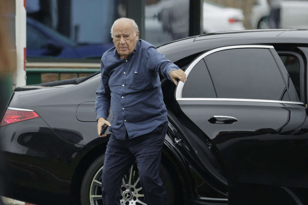 El fundador de Inditex, Amancio Ortega, durante el concurso de saltos internacional de A Coruña, enmarcado de manera excepcional en el Longines Global Champions Tour, campeonato referente del panorama hípico que afronta la primera de sus tres jornadas en Casas Novas.- EFE/Cabalar