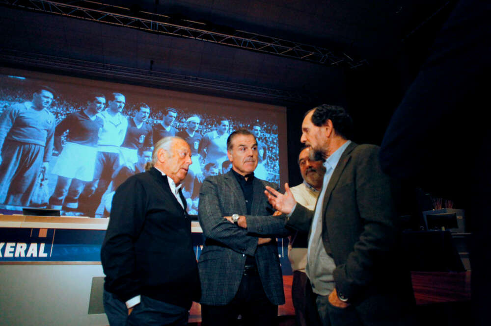 Juan Carlos Rodríguez Cebrián (i) y Fernando Vidal (2i) la Asamblea de Accionistas del Deportivo de La Coruña en 2019