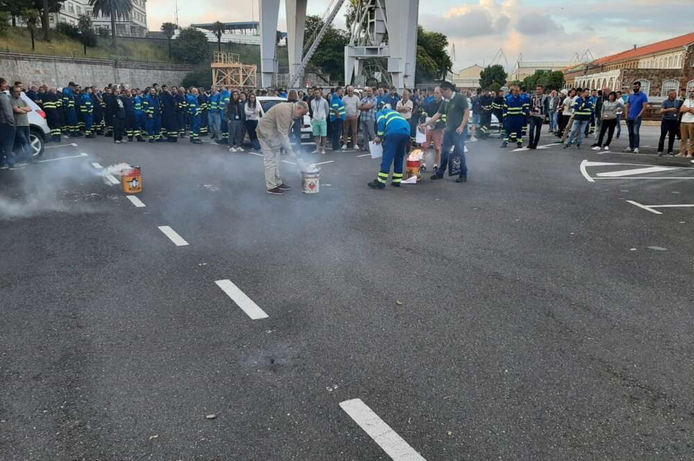 Quema de documentos frente al edificio de la dirección de Navantia Ferrol / EP