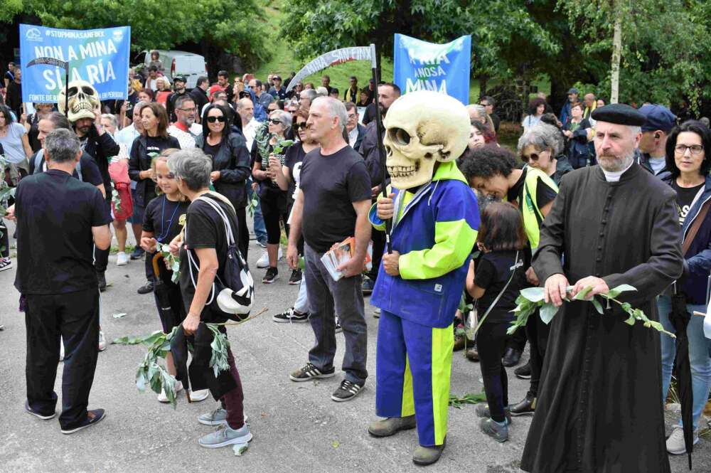 Imagen de las protestas este sábado contra la mina de San Finx