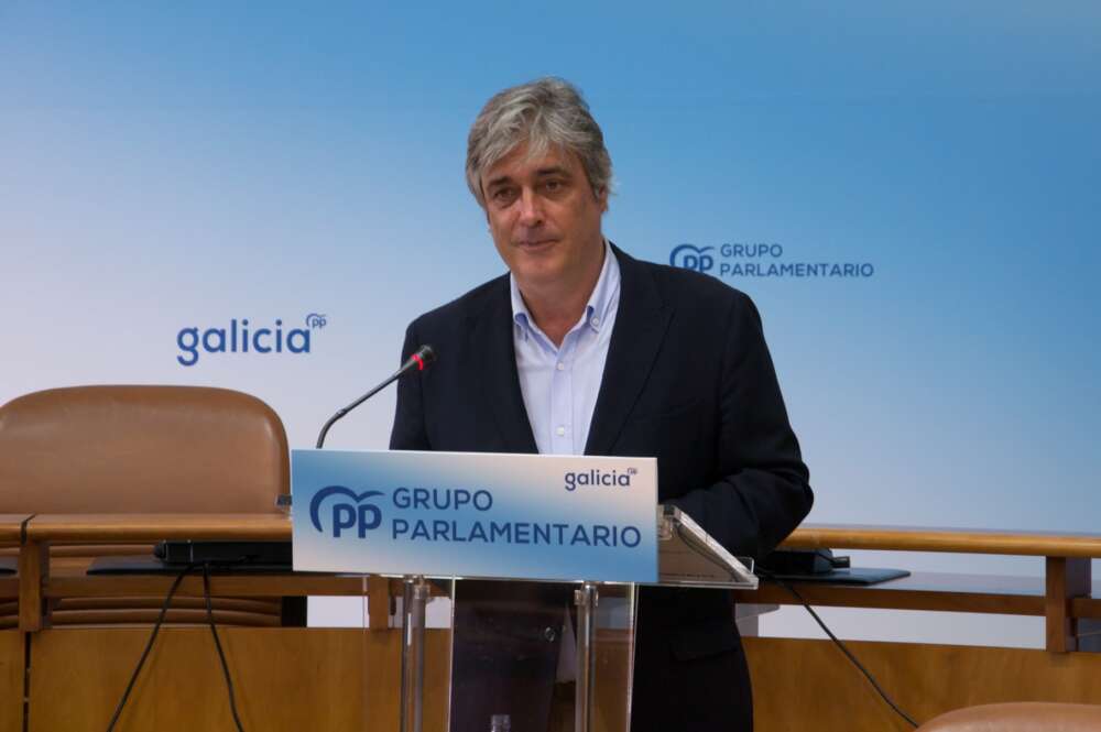 El portavoz parlamentario del PPdeG, Pedro Puy, en rueda de prensa. - PPDEG
