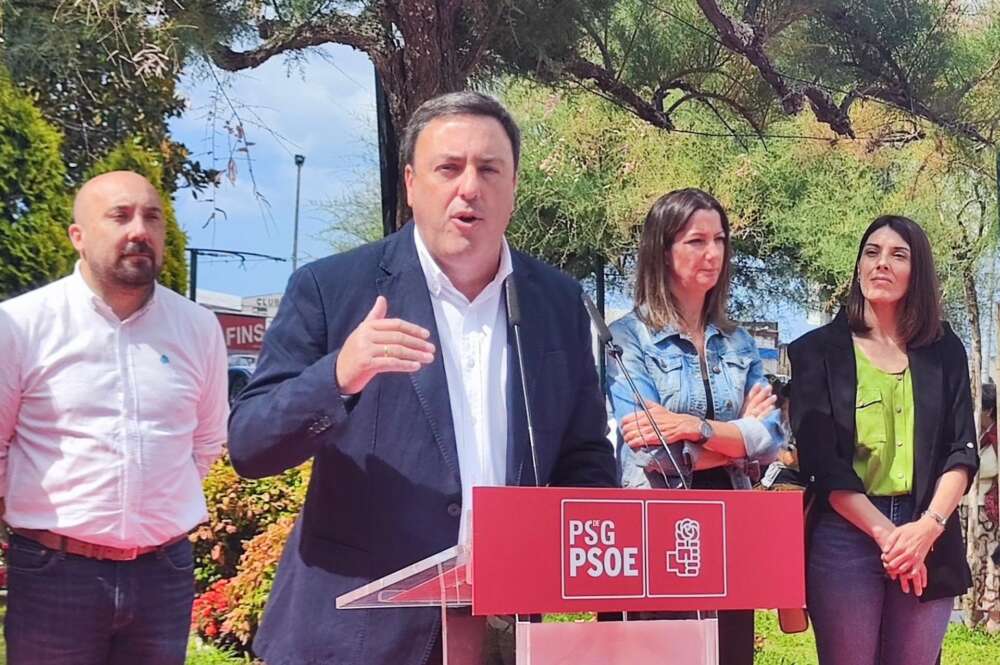El secretario xeral del PSdeG, Valentín Formoso, interviene en la ofrenda floral a Castelao de los socialistas gallegos por el Día Nacional de Galicia / PSdeG