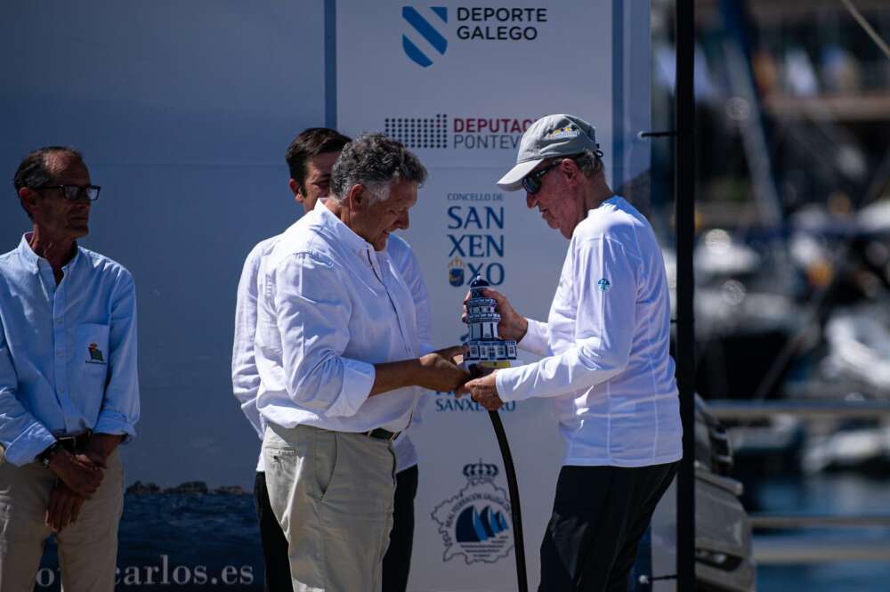 El Rey emérito, Juan Carlos I, recoge el primer premio de las regatas de Sanxenxo por lograr la primera posición con el 'Bribón / Europa Press