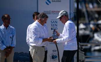 El Rey emérito, Juan Carlos I, recoge el primer premio de las regatas de Sanxenxo por lograr la primera posición con el 'Bribón / Europa Press