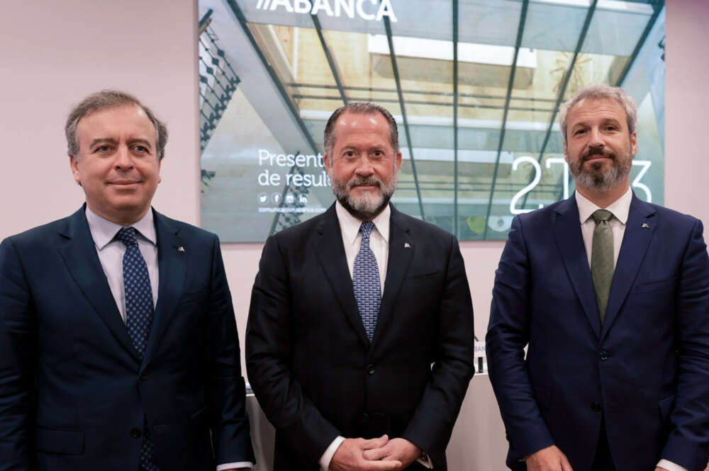 El consejero delegado de Abanca, Francisco Botas; el presidente de Abanca, Juan Carlos Escotet; y el director general financiero, Alberto de Francisco