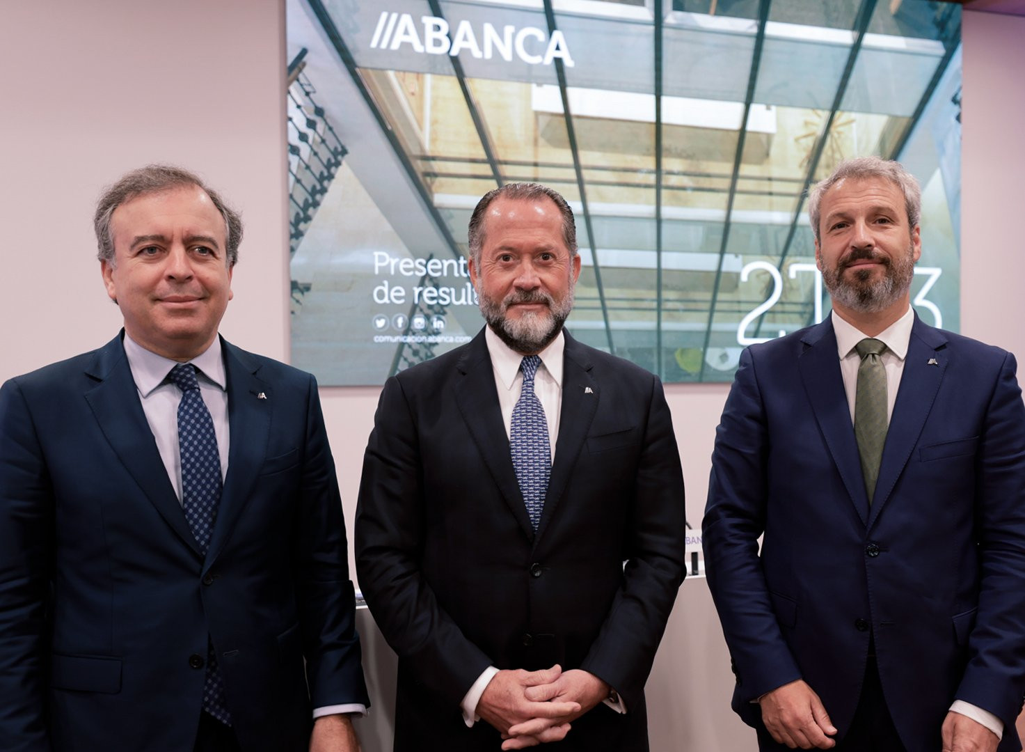 El consejero delegado de Abanca, Francisco Botas; el presidente de Abanca, Juan Carlos Escotet; y el director general financiero, Alberto de Francisco