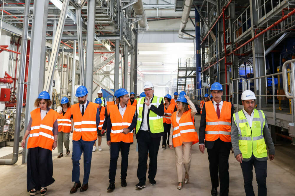 El director general de la multinacional Kronospan, Javier Macicior, visita la fábrica de Tortosa / Generalitat