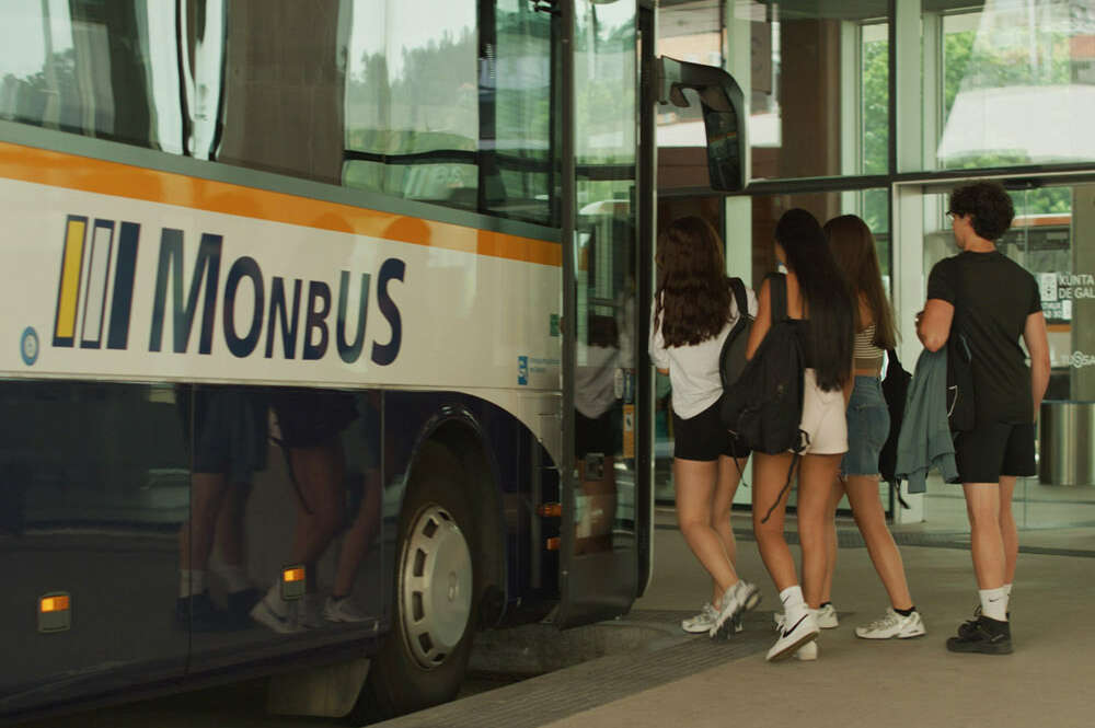 Pasajeros suben a un autobús de Monbus, empresa investigada por cártel junto con Alsa en Galicia
