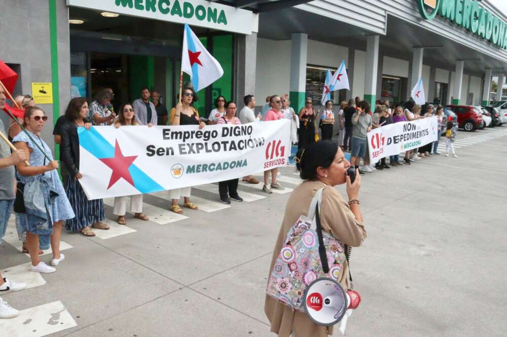 Protesta frente al supermercado de Mercadona en Perillo (Oleiros) por el despido de un trabajador / CIG