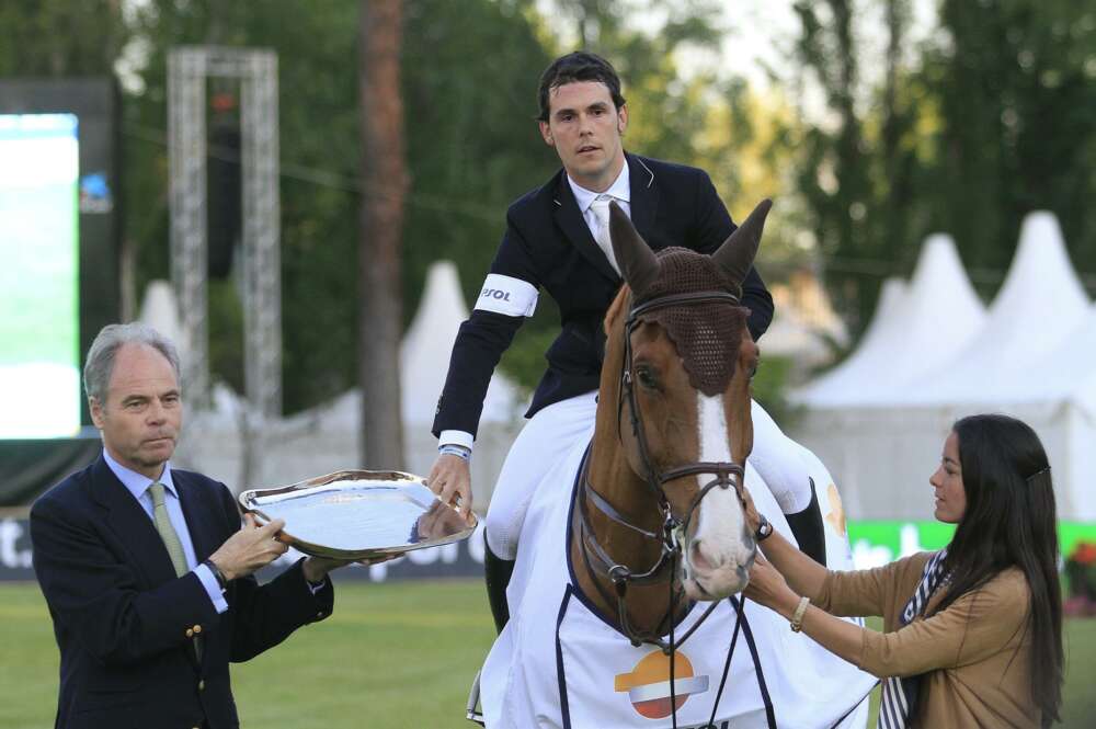 Sergio Álvarez Moya recoge un trofeo durante la 103 edición del concurso internacional de saltos, primera prueba del circuito mundial de hípica, disputado en el Club de Campo de la Villa de Madrid / EFE