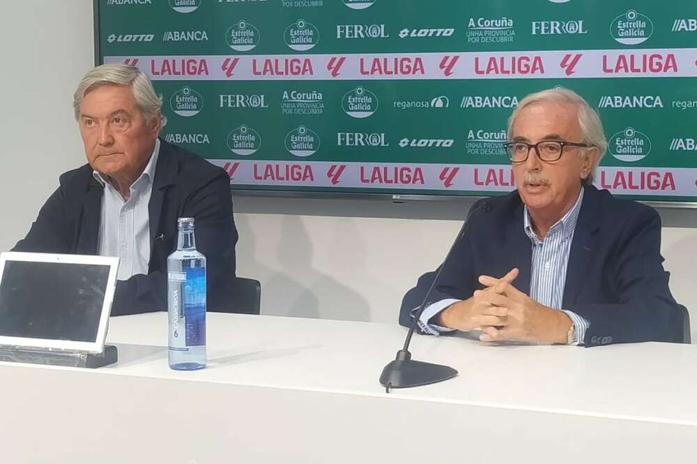 A la izquierda, Manuel Ansede, nuevo presidente del Racing de Ferrol, junto a su predecesor en el cargo, José María Criado / Racing de Ferrol