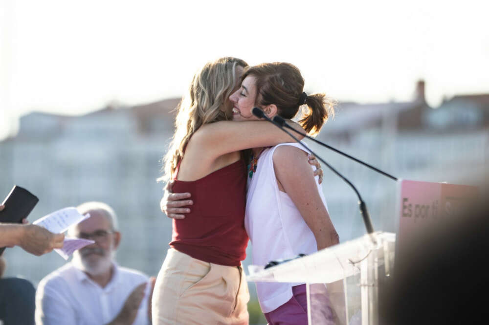Abrazo entre Yolanda Díaz y Marta Lois en un mitin en A Coruña / Sumar