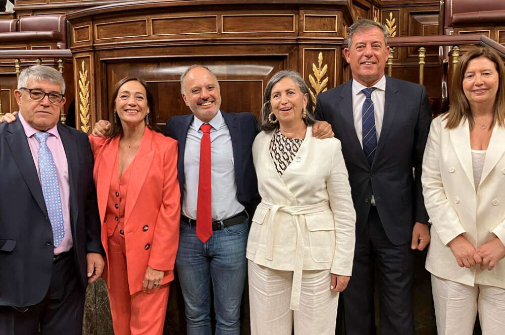 Los diputados socialistas gallegos Modesto Pose, Obdulia Taboadella, David Regades, Margarita Adrio, José Ramón Gómez Besteiro y Marga Martín en el Congreso