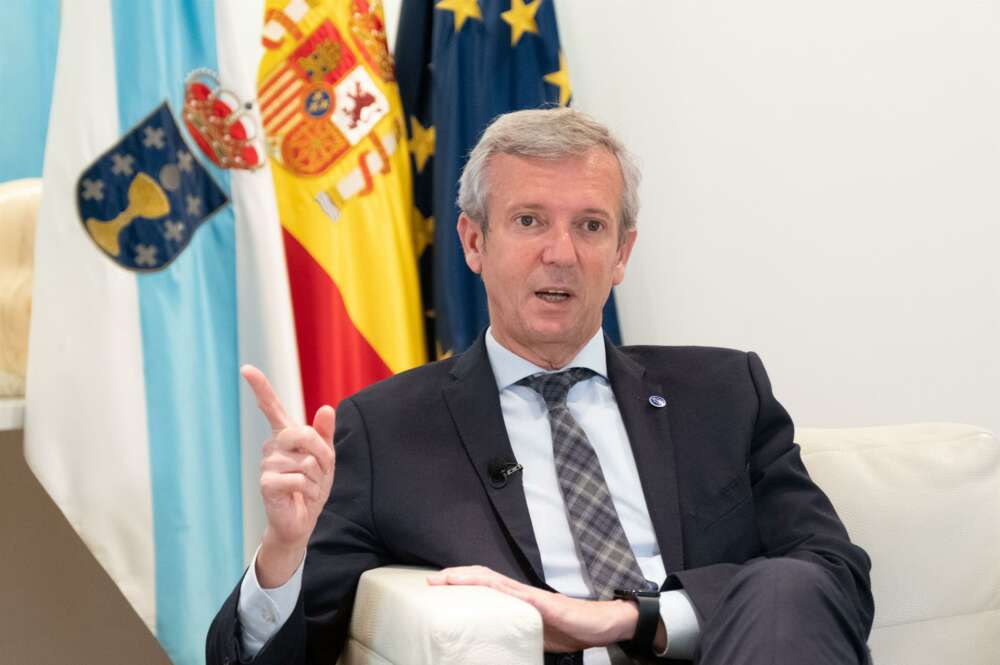 El presidente de la Xunta, Alfonso Rueda, durante la entrevista, en su despacho de San Caetano. - CÉSAR ARXINA / EUROPA PRESS)