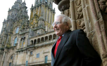 El ambientalista británico y autor de la denominada "Teoría de Gaia", James Lovelock, posa en la plaza del Obradoiro, antes de recoger esta noche el premio Fonseca 2009, otorgado por la Universidad de Santiago de Compostela