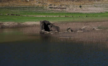 PORTOMARÍN (LUGO), 04/08/2023.- El bajo nivel del agua en el embalse de Belesar permite estos días ver las ruinas del antiguo Portomarín, la capital del municipio lucense del mismo nombre que quedó inundada bajo las aguas del Rio Miño.