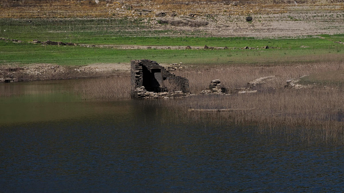 PORTOMARÍN (LUGO), 04/08/2023.- El bajo nivel del agua en el embalse de Belesar permite estos días ver las ruinas del antiguo Portomarín, la capital del municipio lucense del mismo nombre que quedó inundada bajo las aguas del Rio Miño.